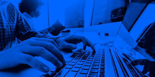 gateway-de-pagamentos-provedor-de-internet pessoa digitando em um notebook após se conectar em um serviço de internet