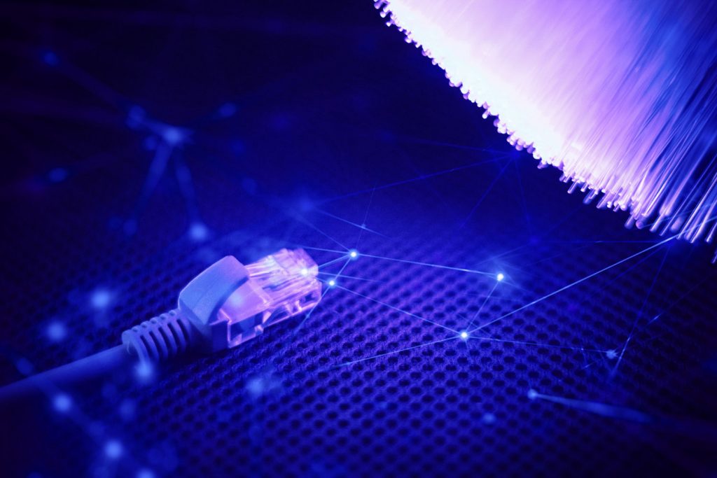 Cabo de internet e fios brancos representando fibra óptica escolhida depois de descobrir como montar um provedor de internet.
