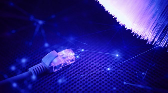 Cabo de internet e fios brancos representando fibra óptica escolhida depois de descobrir como montar um provedor de internet.