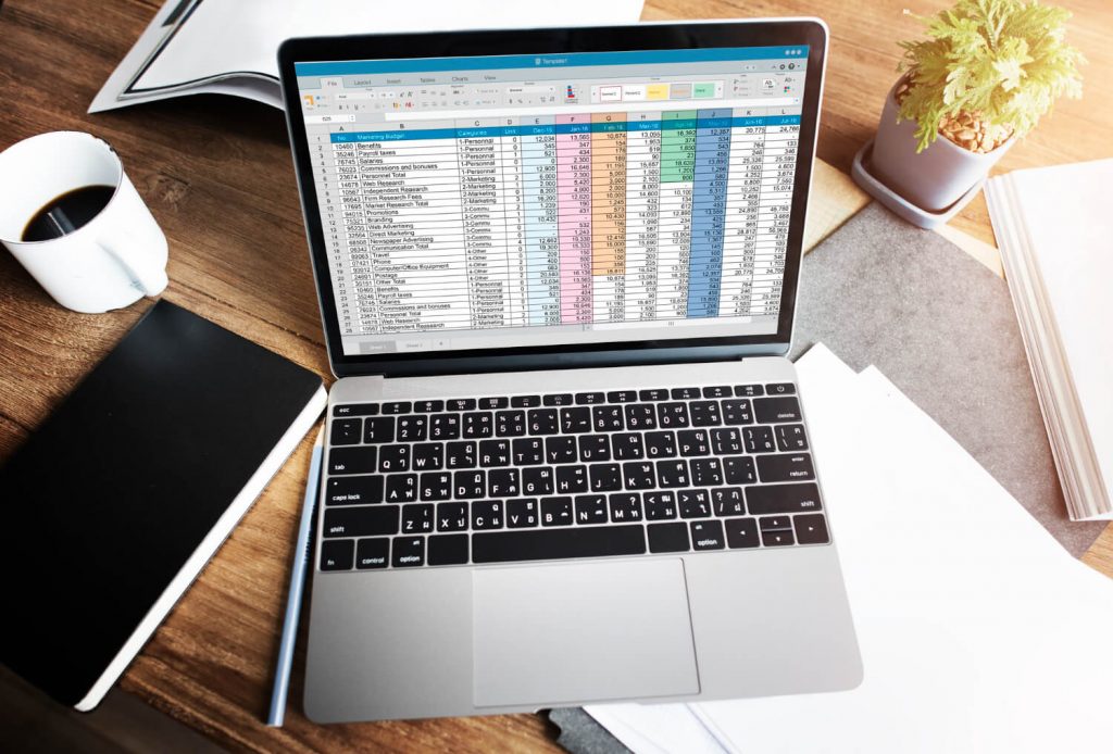 planilha de cadastro aberta em um notebook com os nomes de todos os clientes de um provedor de internet