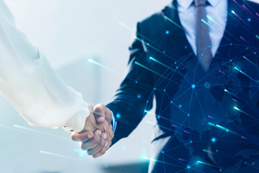 aperto de mão simbolizando um novo fechamento de contrato em busca de expandir e crescer um provedor de internet
