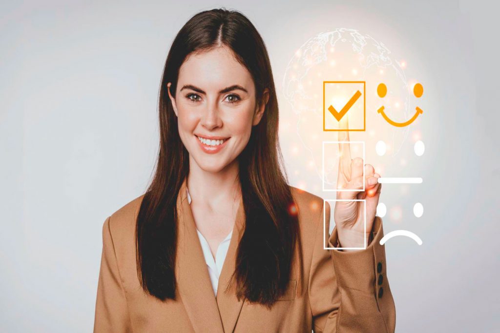 Mulher sorrindo e selecionando ícone positivo em uma caixa de pesquisa de satisfação.