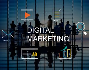 Marketing digital escrito em primeiro plano com ícones digitais e com pessoas ao fundo.