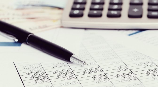 orcamento-para-provedor Papel com números, com uma caneta preta em cima e uma calculadora ao lado.