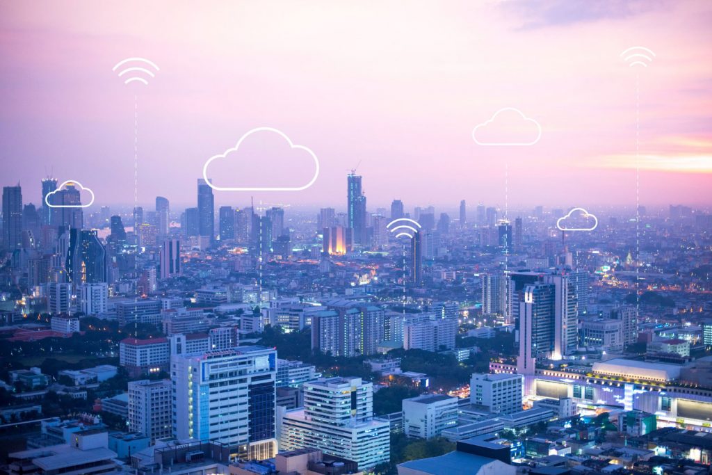 Cidade com vários ícones de conexão à internet, representando a expansão possibilitada pela DICI.