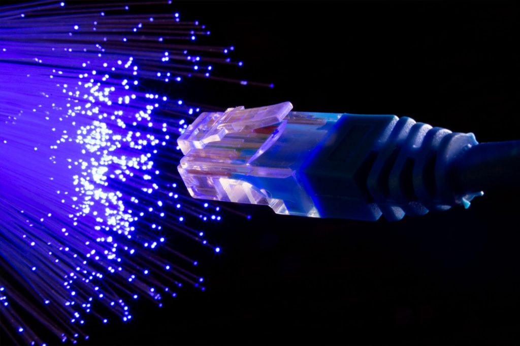 Cabo de internet em frente a feixes de luz.