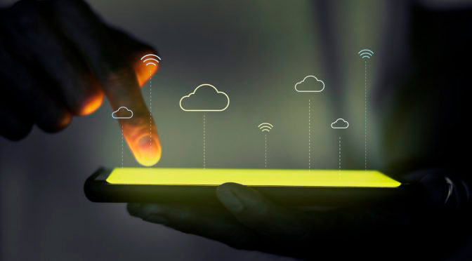 Pessoa segurando um dispositivo móvel com um holograma saindo da tela com ícones de internet, representando o serviço de um provedor de acesso à internet.
