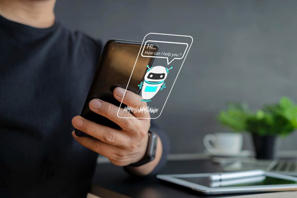 Pessoa segurando um celular, conversando com um chatbot do Whatsapp de algum provedor de internet.