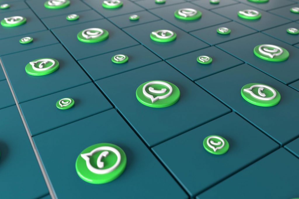 Vários logotipos do WhatsApp em um fundo azul representando as diferenças entre WhatsApp API e WhatsApp Web