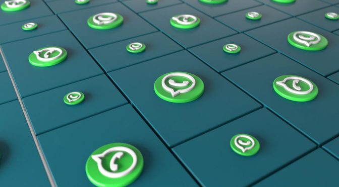 Vários logotipos do WhatsApp em um fundo azul representando as diferenças entre WhatsApp API e WhatsApp Web