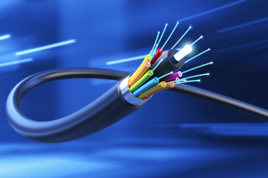 Cabo de internet fibra óptica com corte na ponta mostrando os filamentos internos.