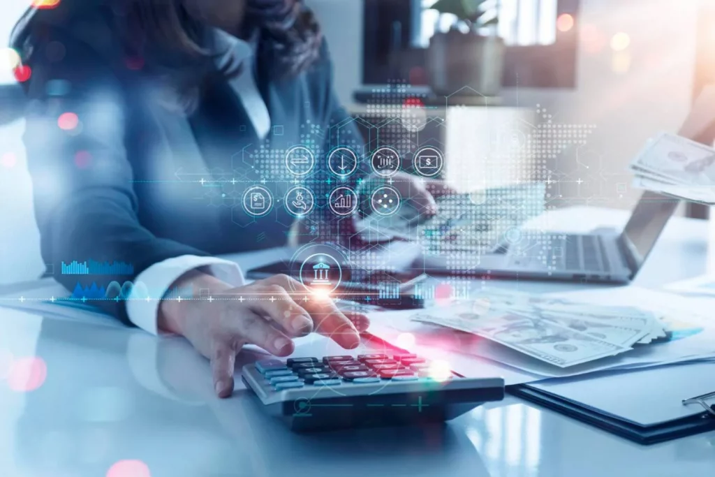 Mulher fazendo o fluxo de caixa para provedores de internet.