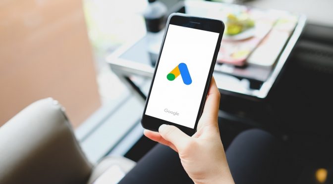 empresário acessando o Google Ads para provedores de internet