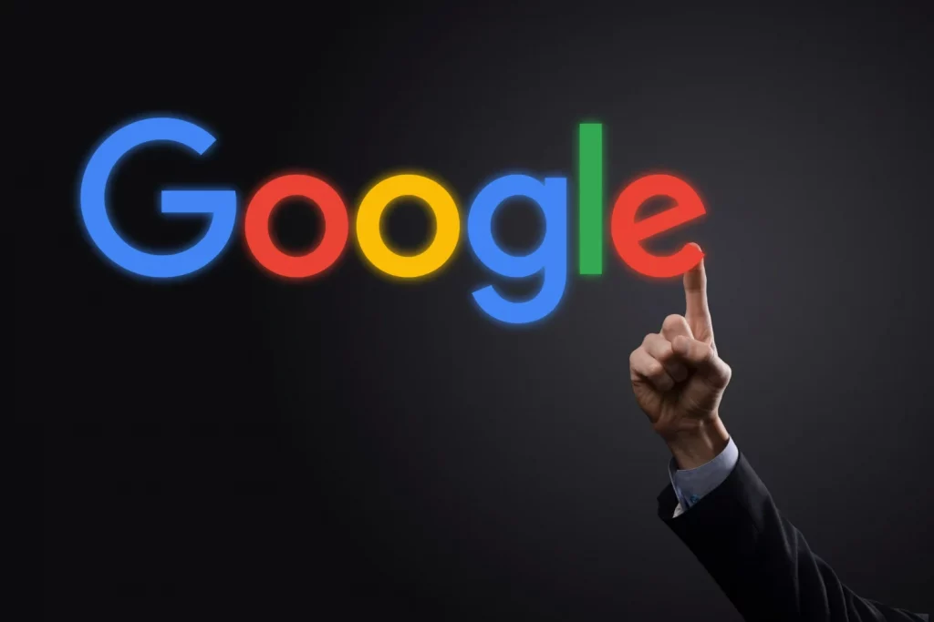 Braço de homem de terno, apontando para logo da Google, representando o Google Meu Negócio para provedores.