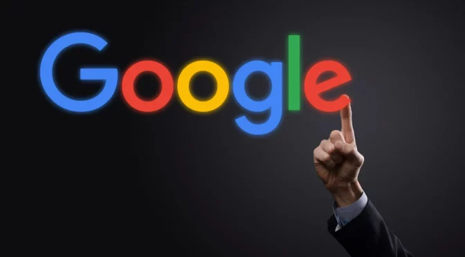 Braço de homem de terno, apontando para logo da Google, representando o Google Meu Negócio para provedores.
