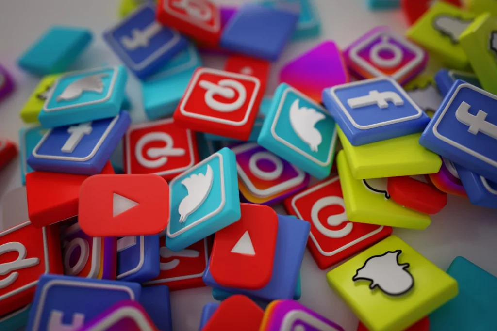 Imagem com vários ícones de redes sociais para provedores.