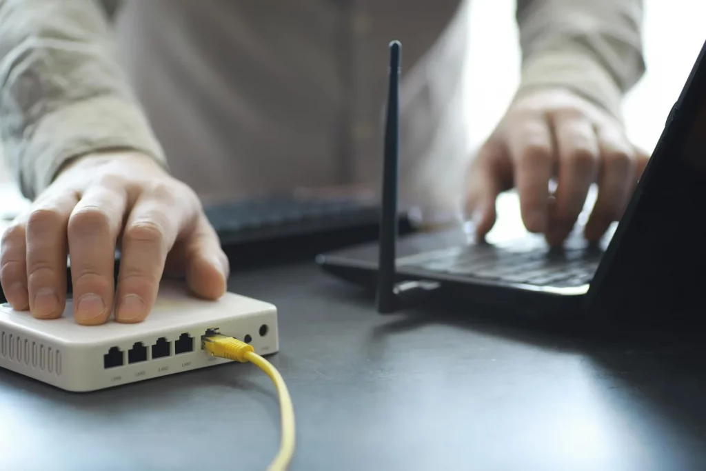 pessoa realizando e configurando um modem de internet após a contratação de serviço de um provedor de internet regional