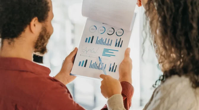 planejamento-estrategico-de-vendas Mulher e homem realizando um planejamento estratégico de vendas