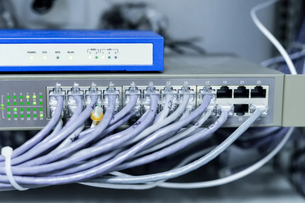 Switch com cabos de rede conectados, representando provedores locais de internet