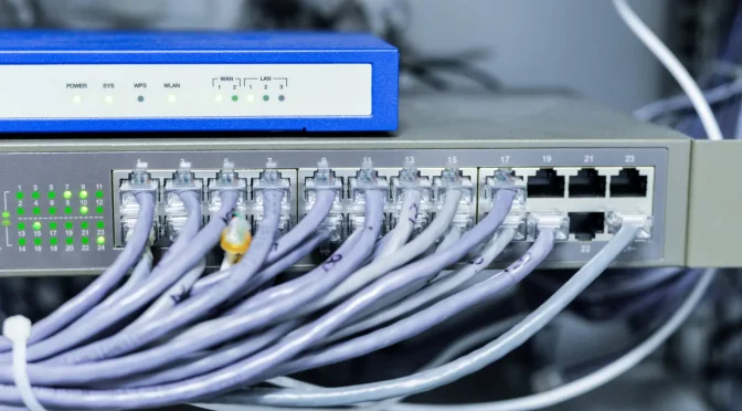 provedores-locais-de-internet Switch com cabos de rede conectados, representando provedores locais de internet