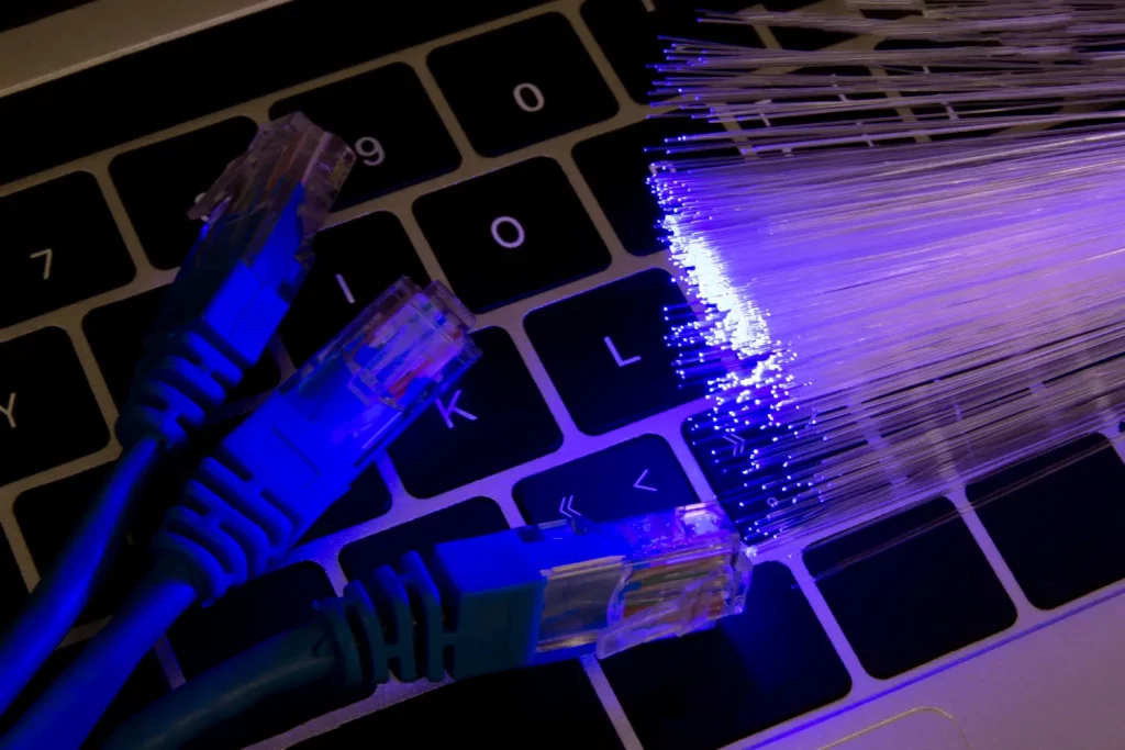 Imagem de notebook com fibra óptica em cima