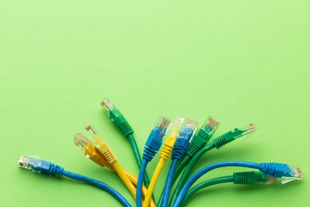 Diversos cabos de rede coloridos representando a internet a cabo