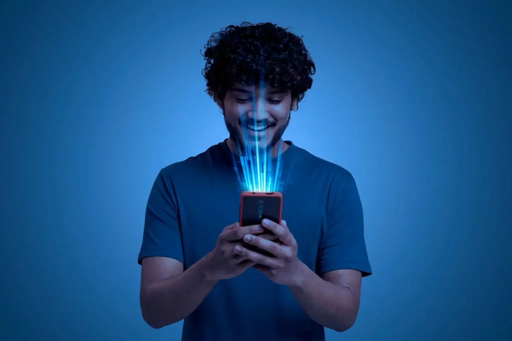 Homem utilizando o celular após saber o que é 5g