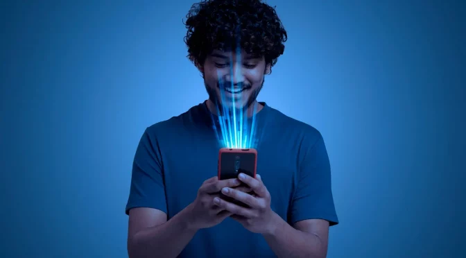 Homem utilizando o celular após saber o que é 5g