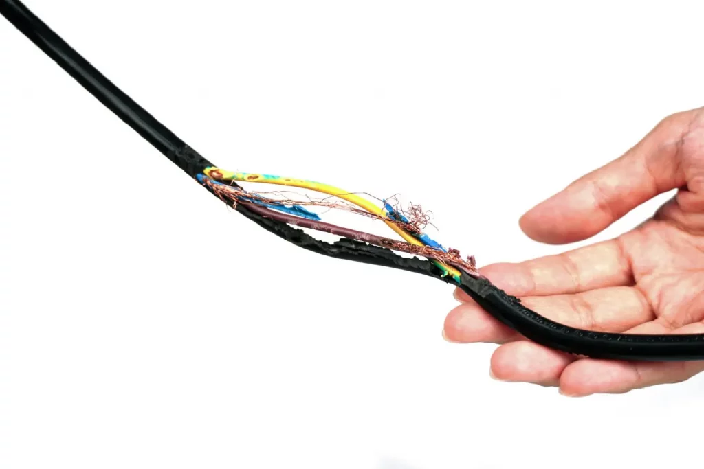 Cabo de fibra óptica danificado representando o rompimento de fibra óptica