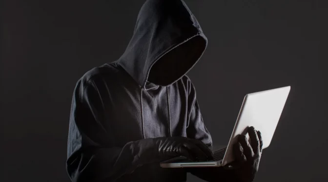 Hacker visando realizar um ataque ddos que falhará pois a empresa sabe como bloquear um ataque ddos