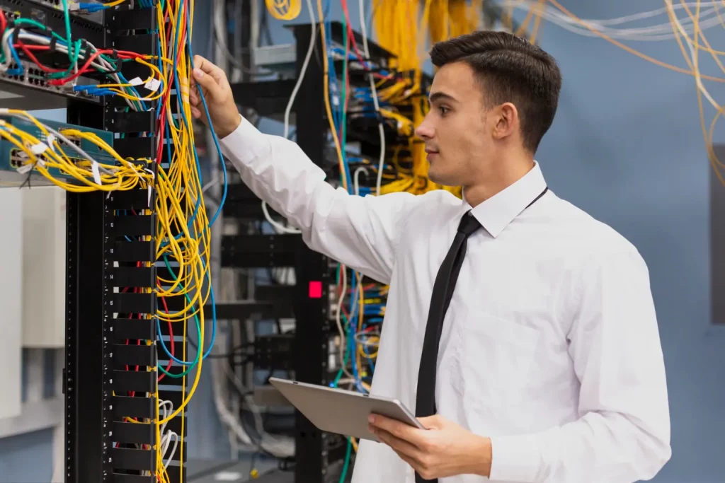 Homem trabalhando em um data center representando cross connect
