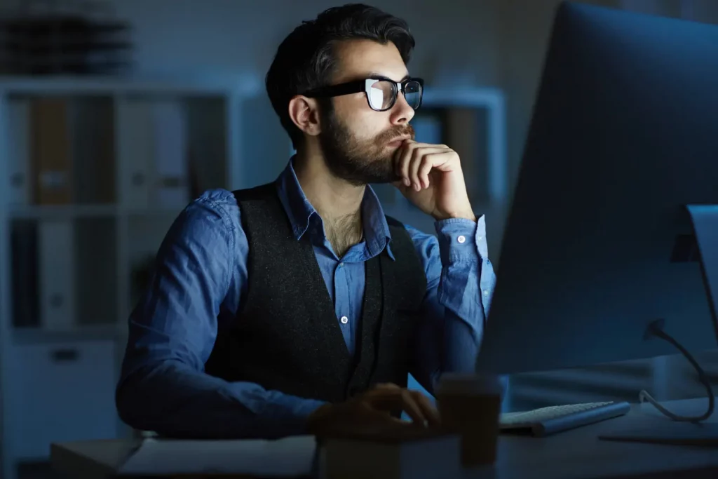 Homem utilizando seu computador representando o tráfego de dados
