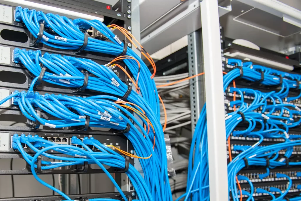 Data centers com diversos cabos de rede representando o que é vlan