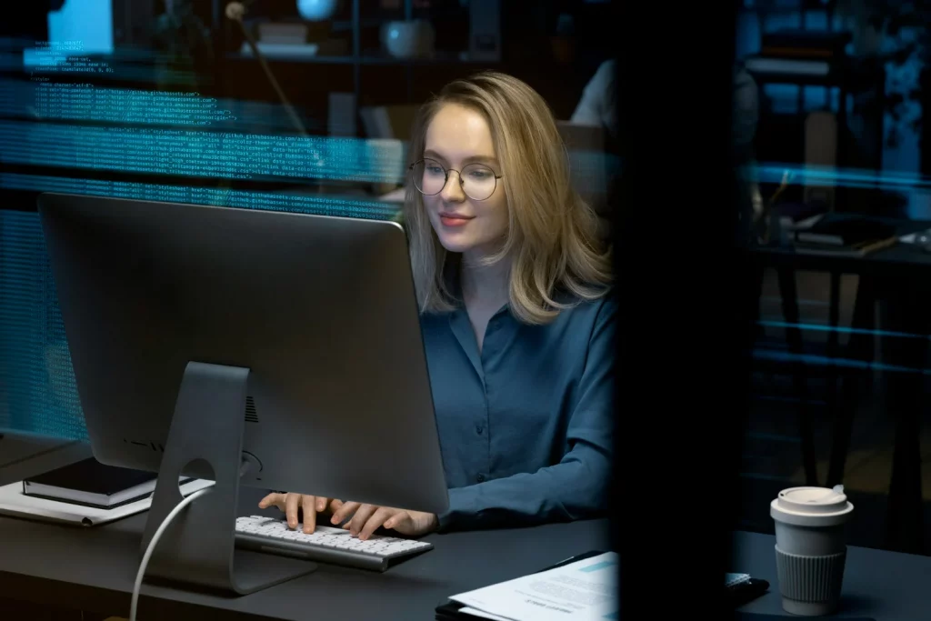 Profissional de TI estudando mais sobre disaster recovery