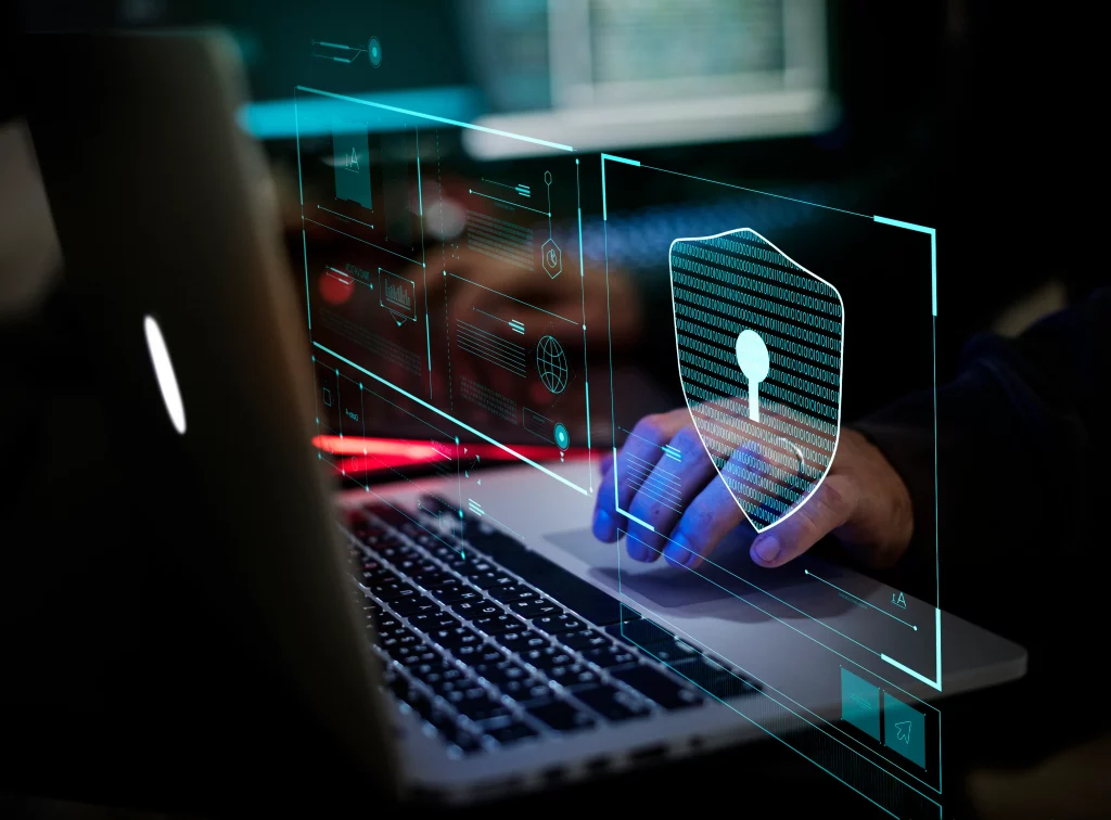 Profissional da segurança da informação usando computador implementando um dns firewall.