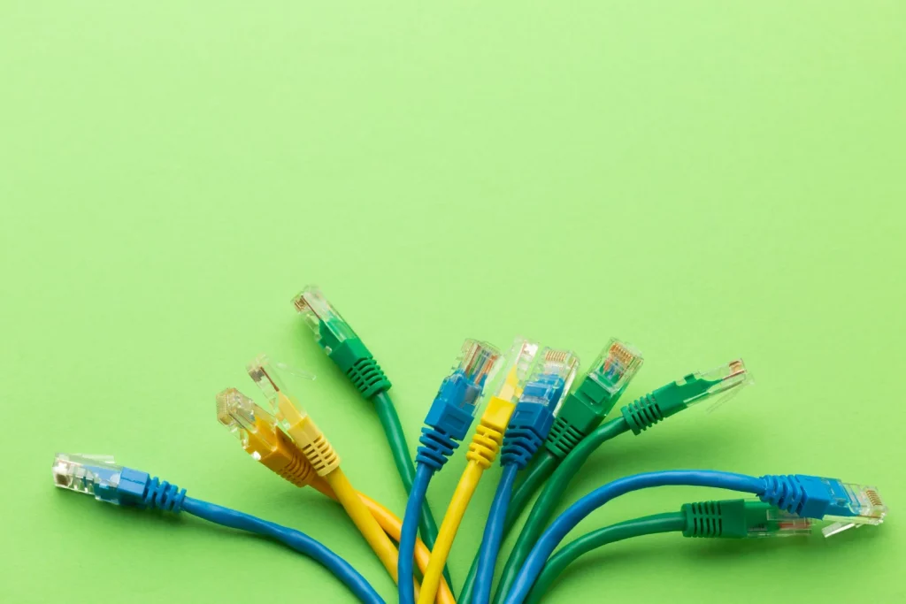 Cabos de redes coloridos com as cores da fibra óptica
