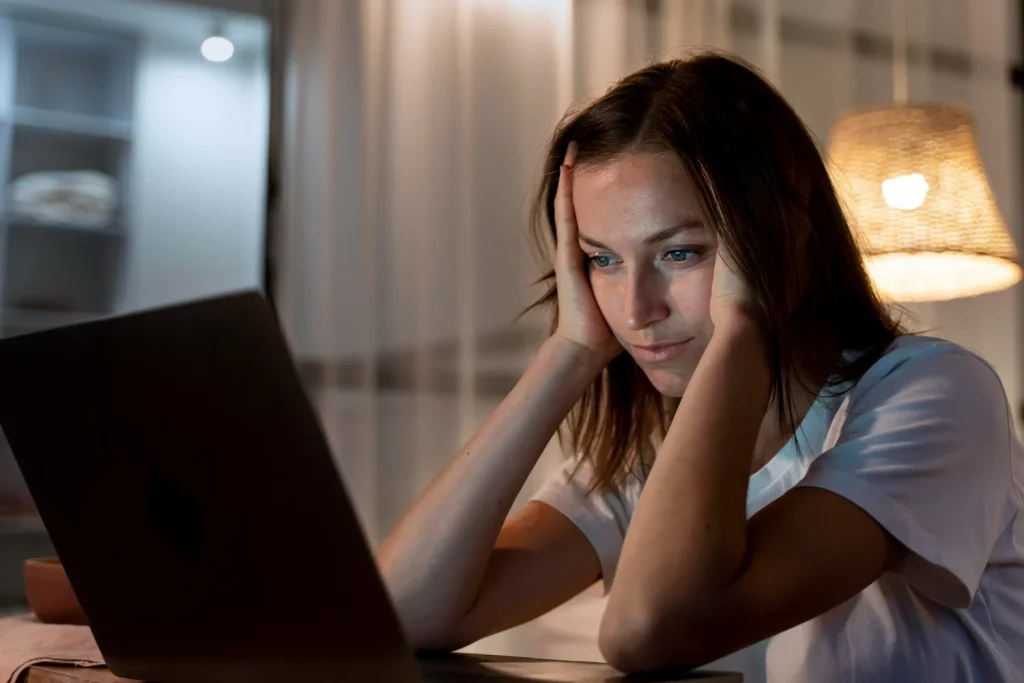 Mulher irritada com a baixa qualidade da internet causada pela diafonia