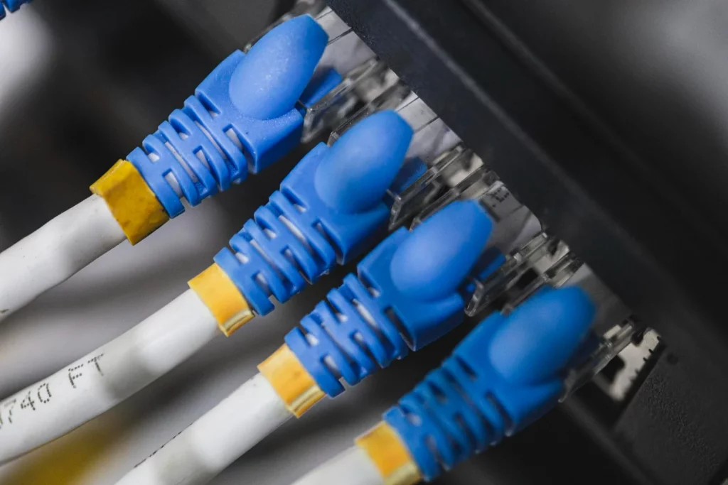 Distribuidor interno óptico representada por diversos cabos de rede conectados