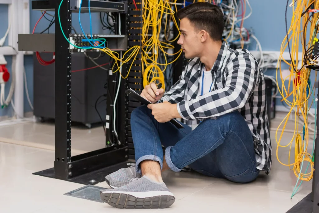 Técnico que trabalha com cabo óptico dielétrico