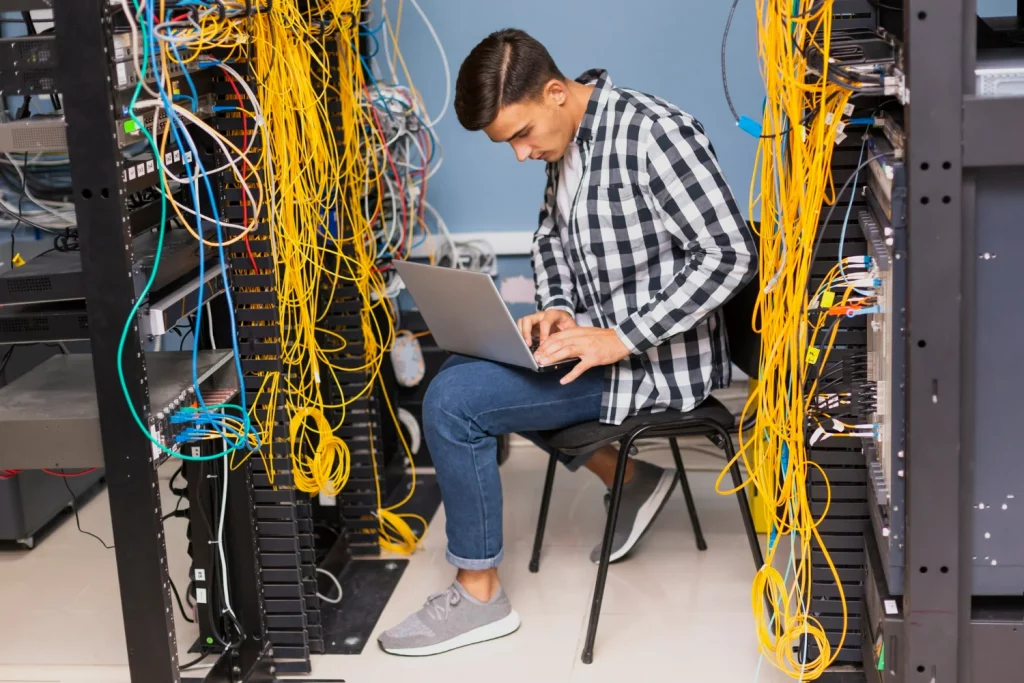 Homem trabalhando em um data center representando um PPPoE