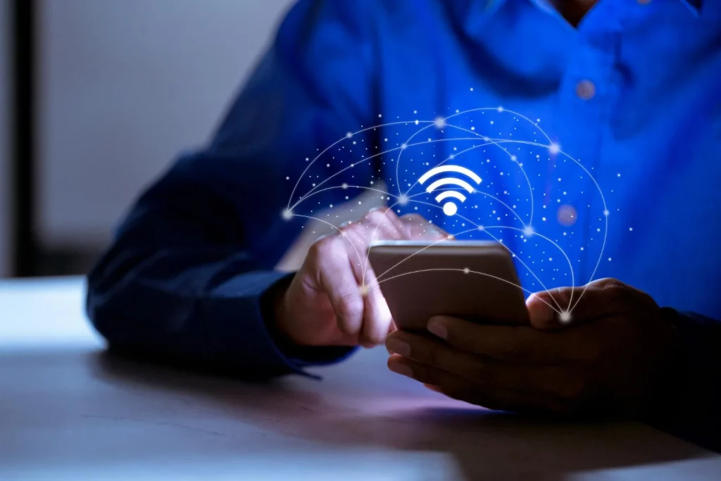 Homem conectado a internet representando o xGPON