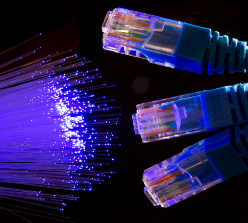 Fibra Óptica vs Rádio: Qual é a Melhor Solução para o Seu Provedor?